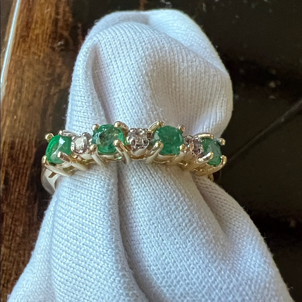 14K yellow gold ring with emeralds and diamonds. - Picture 2 of 16